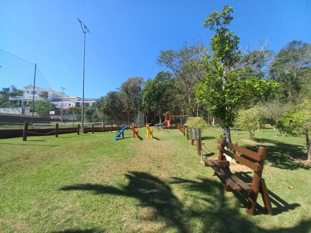 Fachada da mansão estilo resort com 903 metros de área construída.