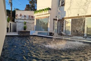 Fachada da mansão estilo resort com 903 metros de área construída.