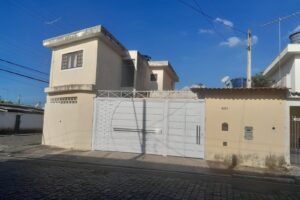 Duas casas no mesmo terreno em Suzano com portão automático e garagem.