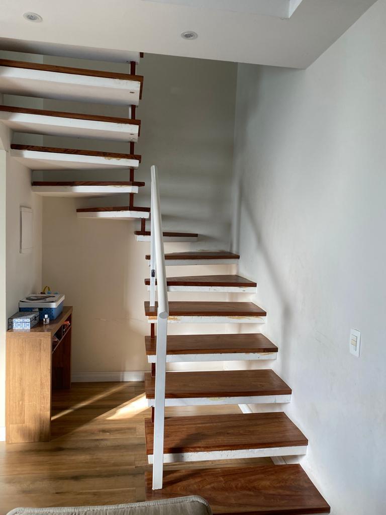 Fachada da casa 34 no Condomínio Vida Verde em Suzano com duas vagas de garagem.