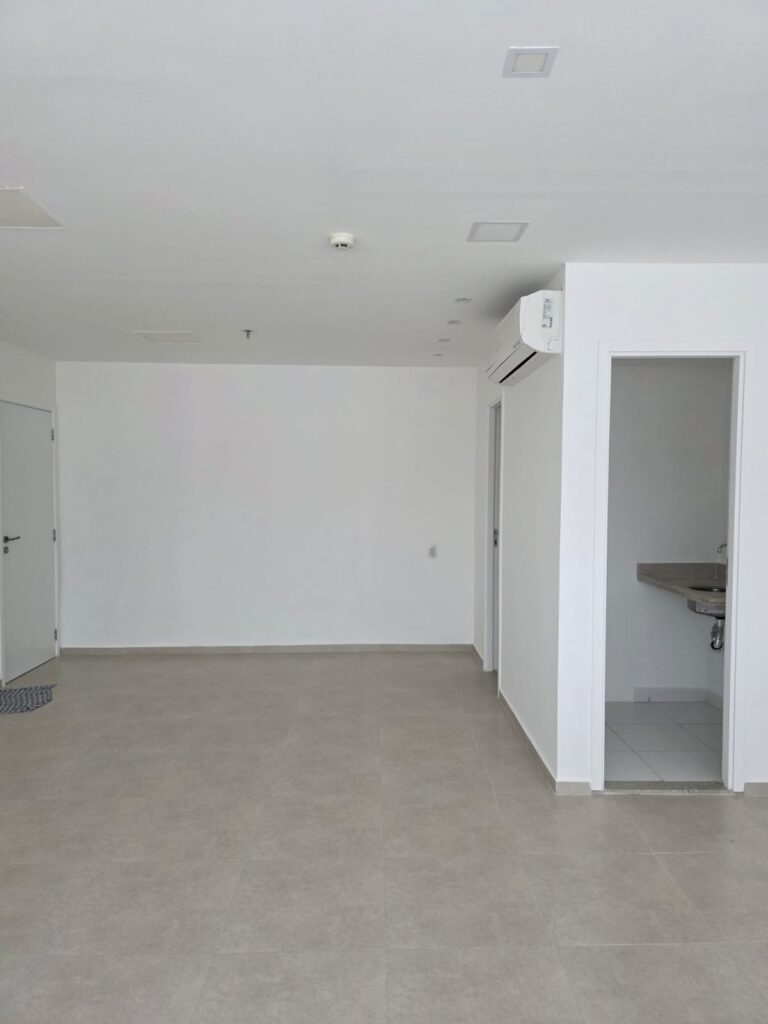 Sala comercial reformada para investimento no Helbor Concept Office em Mogi das Cruzes.